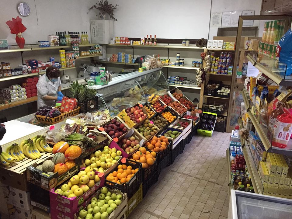 La salumeria della signora Franca a Moliterno, Comune zona rossa durante l'emergenza da COVID-19