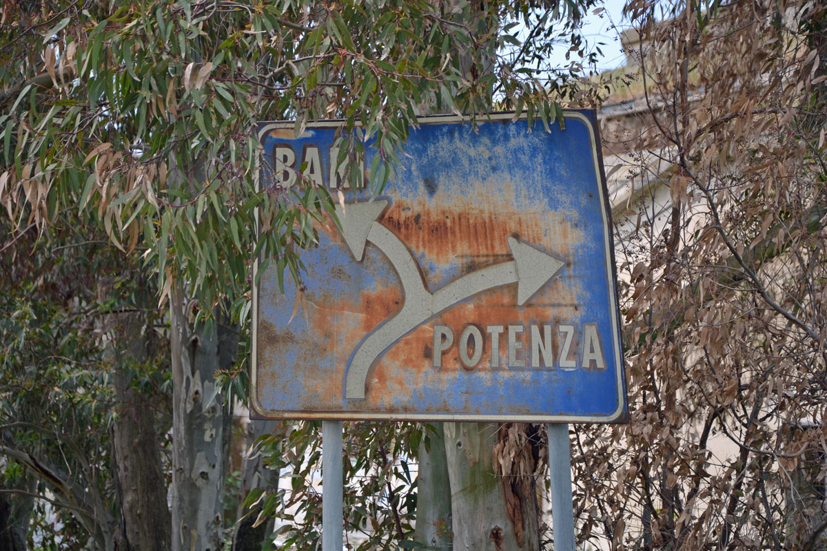 Segnale stradale indicativo: siamo al bivio