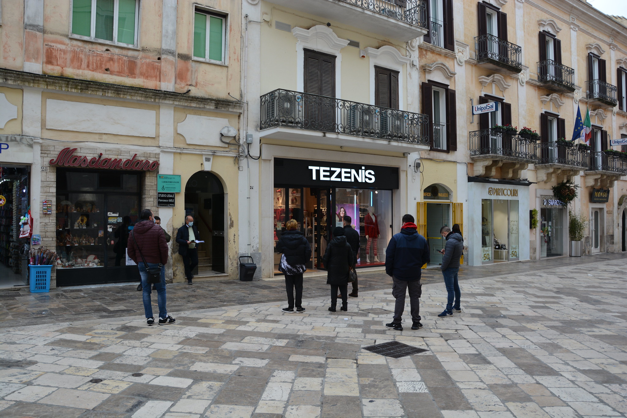 Matera, in fila davanti a un laboratorio di analisi