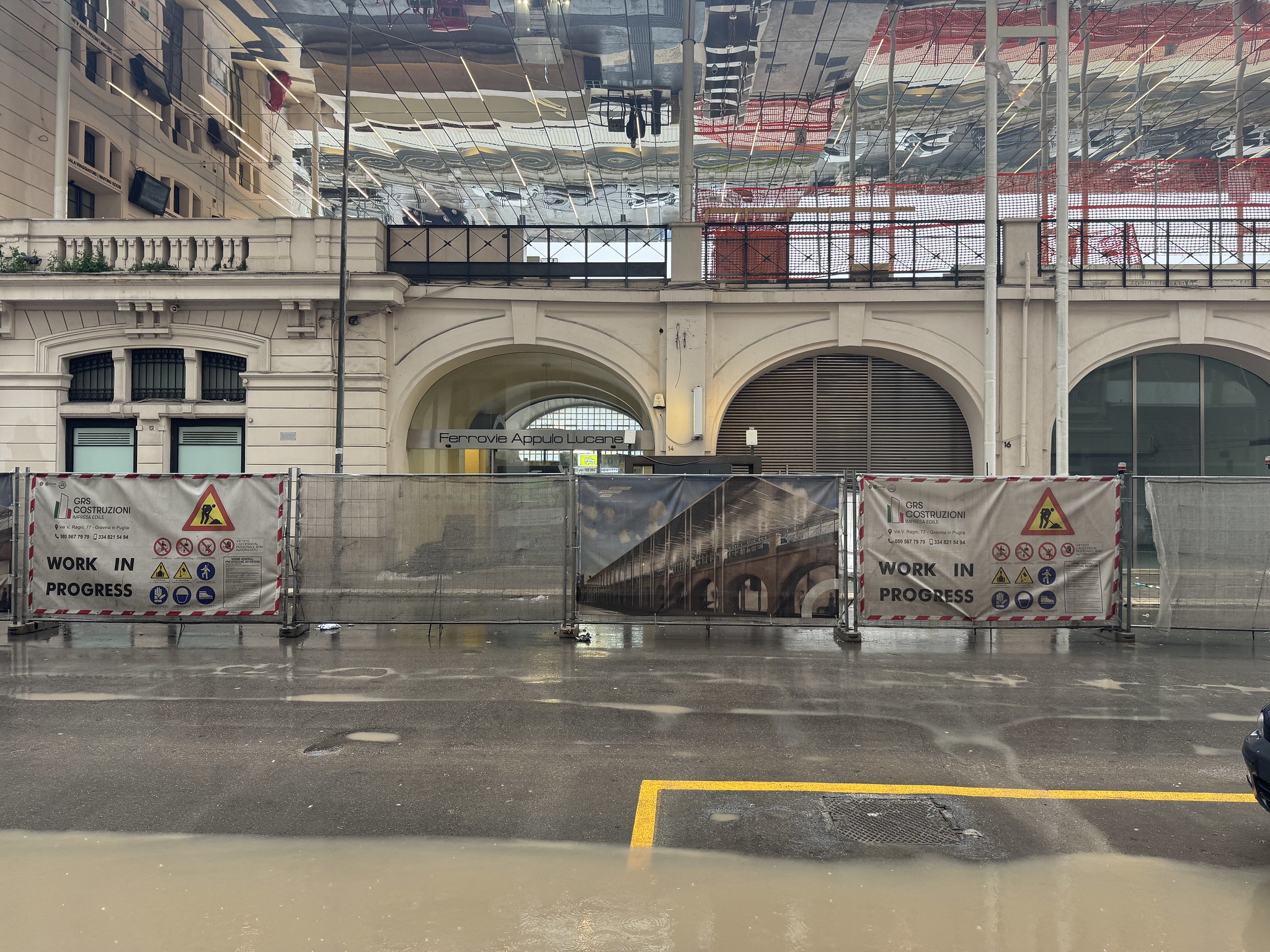 La stazione delle Fal di Bari Centrale: la bellissima pensilina ha goduto del supporto al Rup per la direzione artistica dell'arch. Stefano Boeri (lo stesso progettista dell'affollata stazione di Matera Centrale) per euro 35.502,56